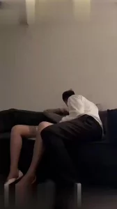 直接把吊带丝袜母狗按在身下猛肏，母狗穿着性感吊带和黑丝，极品身材晃动