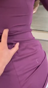紫色上衣的少妇