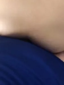 跟女友逛街买衣服，直接在试衣间猛操，骑马狂插