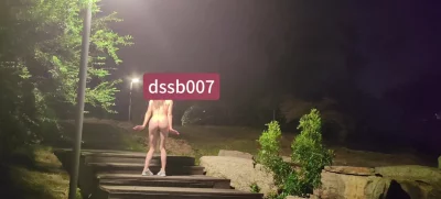 公园人前扭扭