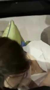 露脸骚母狗背着男友出来和男友兄弟玩3p还内射。