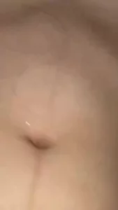 一边被干到腿软发抖。镜头里我表情越来越湿越来越慌，越想装没事越忍不住